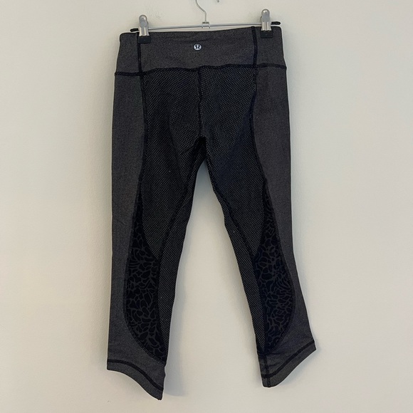 Lululemon Cropped Black Detailed Legging, Size 4 - Picture 1 of 6